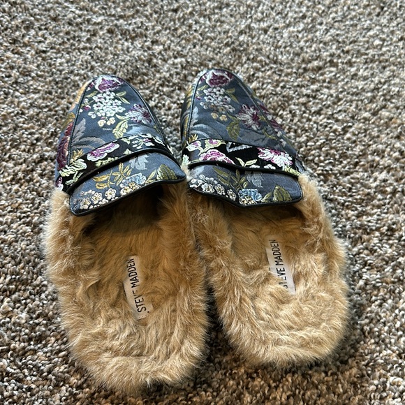 Steve Madden slip in flats. Lightly used. Size 10 women. - Picture 3 of 6